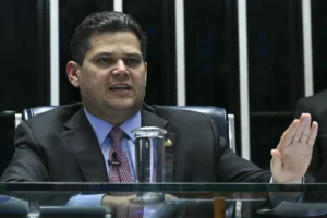 Davi Alcolumbre promulga PL da Dosimetria e abre caminho para redução da pena de Bolsonaro