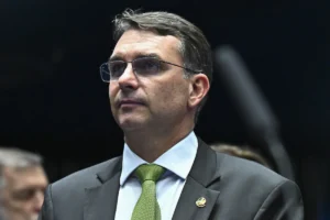 Flávio Bolsonaro se reúne esta semana com PL de Minas Gerais para definir candidato a governador do estado