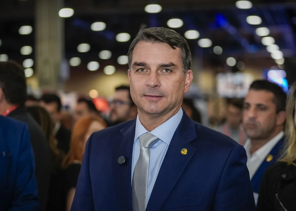 Em busca de agenda positiva, Flávio Bolsonaro está em Washington para reunião com Trump