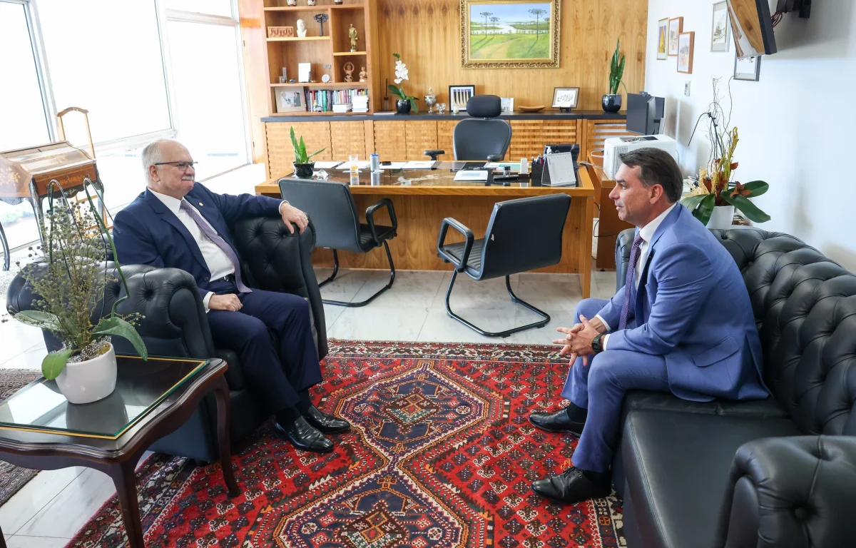 Flávio Bolsonaro se reúne com Fachin no STF e diz não querer 'atrito' entre os Poderes