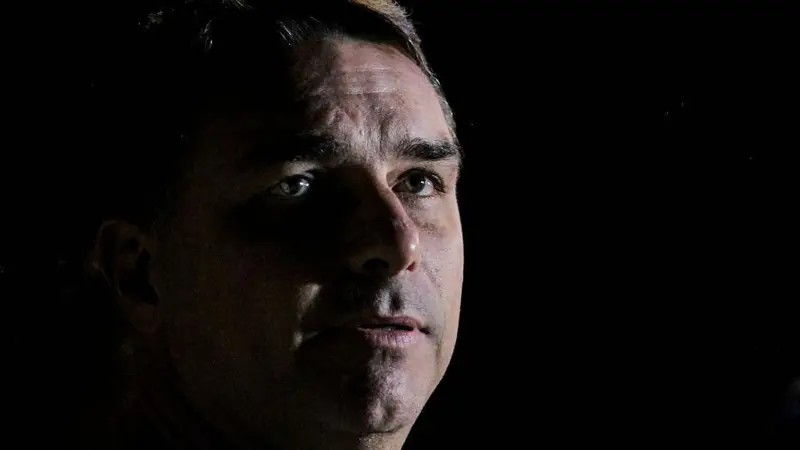 Vazamento 'bombástico' ameaça candidatura de Flávio Bolsonaro, diz a revista The Economist