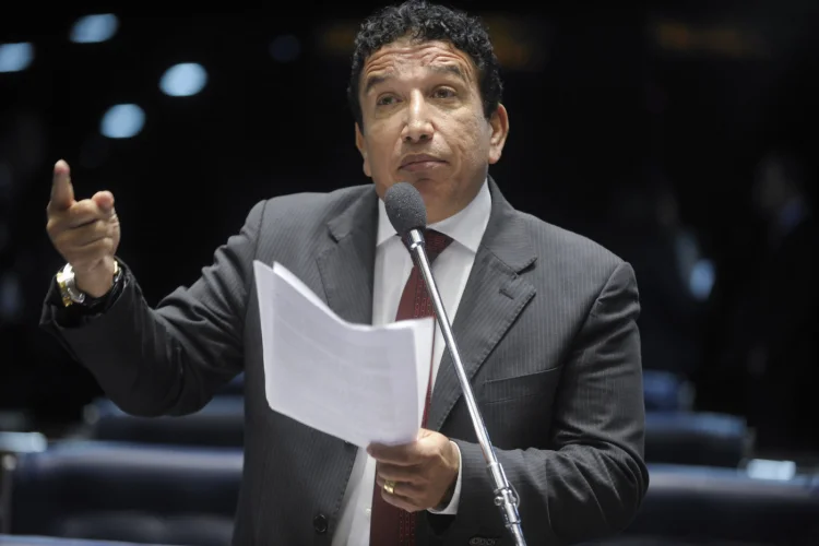Técnica de enfermagem acusa Magno Malta de agressão; senador nega