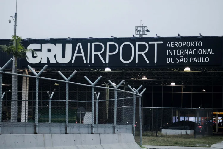 Taxistas e motoristas de app brigam no Aeroporto de Guarulhos; homem fica ferido