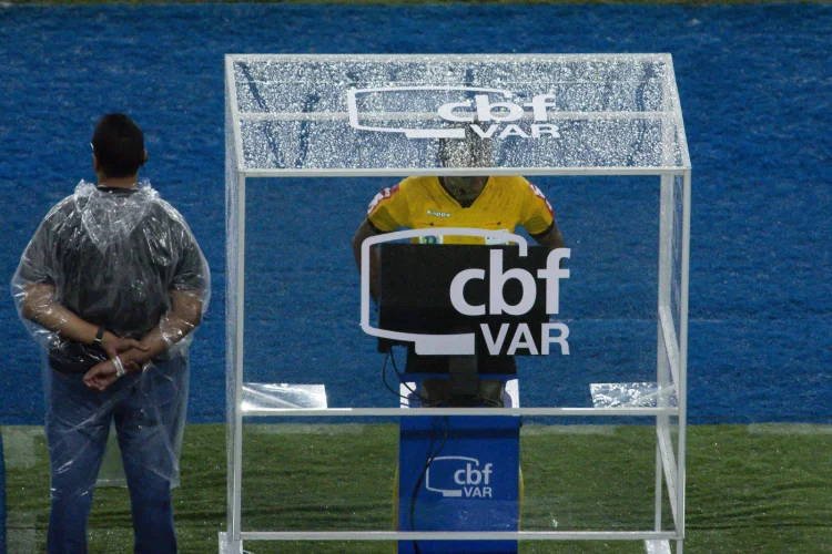 Como funciona o VAR no Brasileirão e os lances revisados