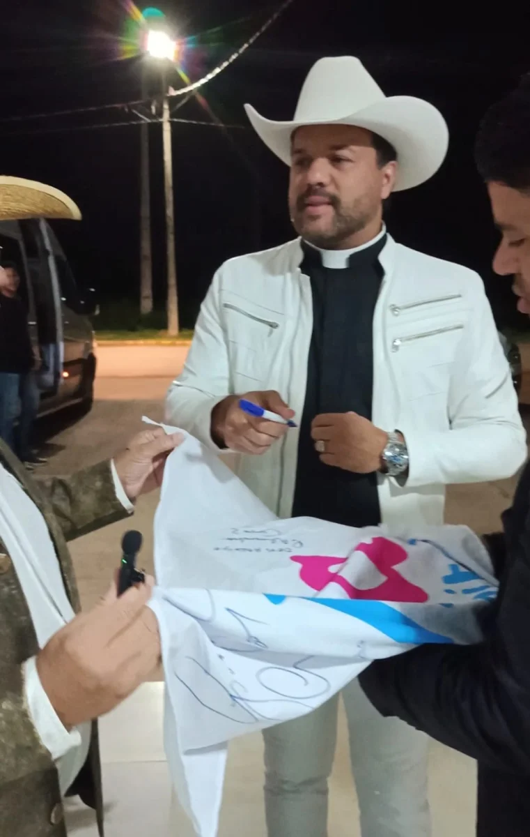 Padre Alessandro Campos doa figurino usado em show para campanha do Hospital de Amor em Machadinho d’Oeste (RO)