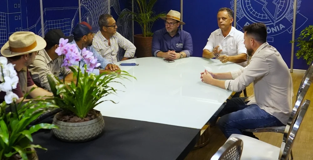 Alex Redano recebe moradores do Soldado da Borracha para discutir andamento de ADI e estudo ambiental Alex Redano recebe moradores do Soldado da Borracha para discutir andamento de ADI e estudo ambiental