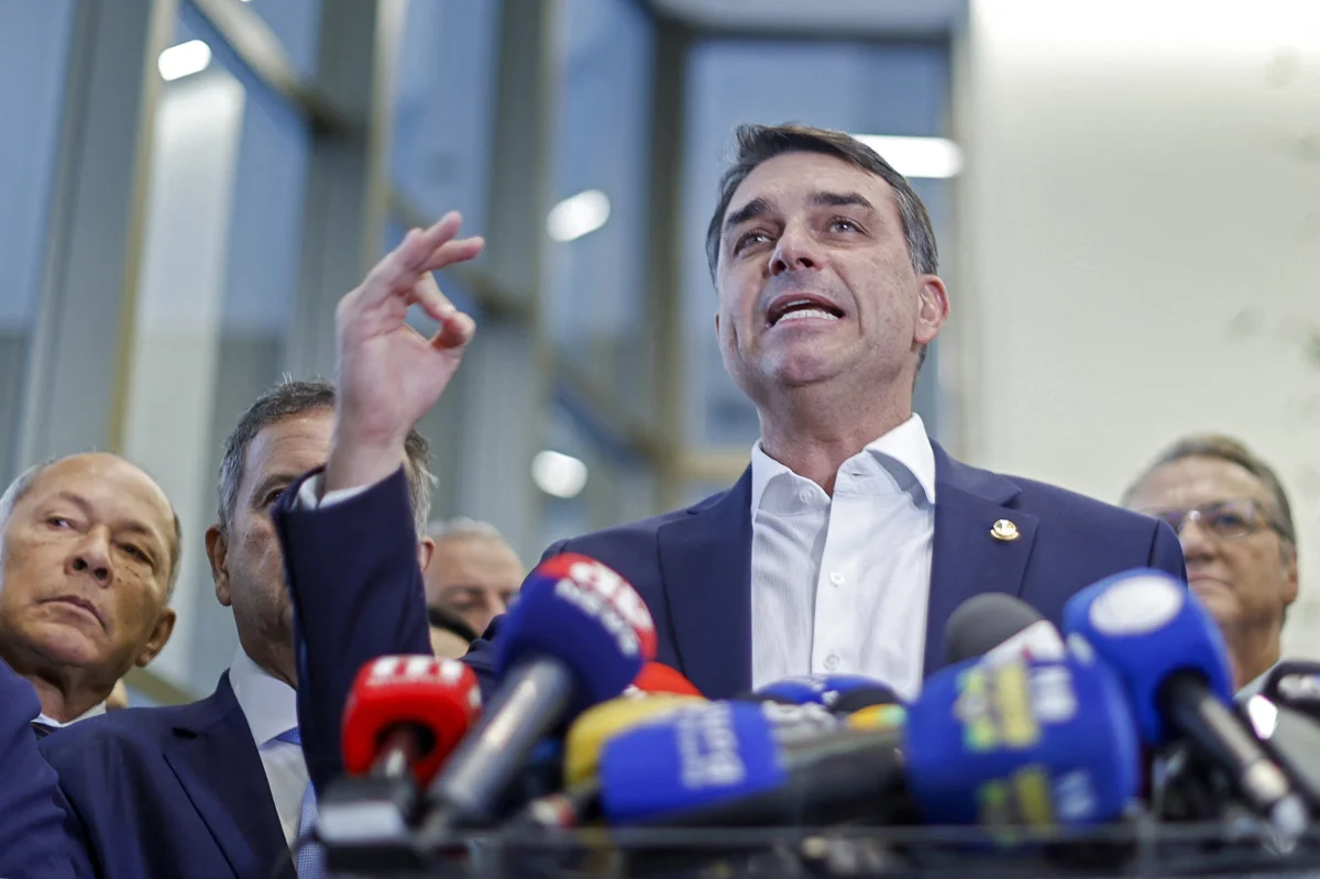 Valdemar nega que tenha dado prazo de 15 dias para avaliar se candidatura de Flávio Bolsonaro é viável