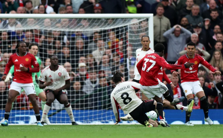 Manchester United derrota Liverpool e confirma retorno à Champions League