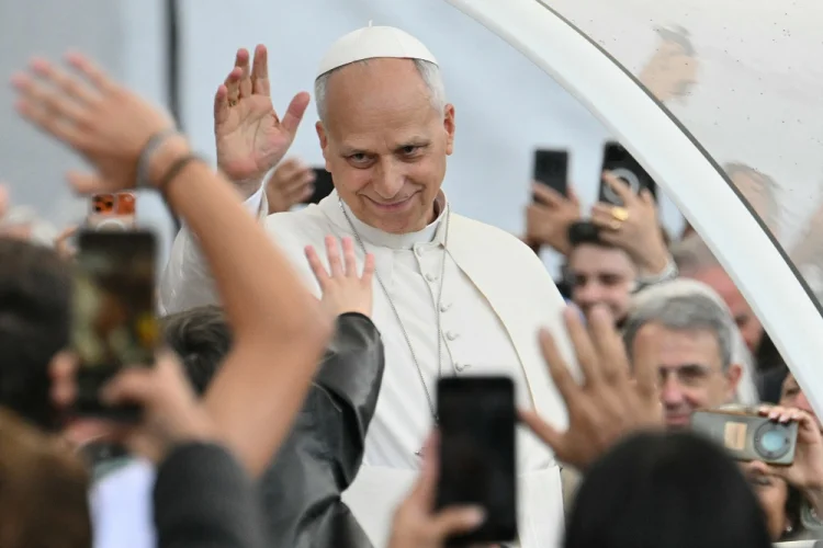 Leão XIV celebra um ano de pontificado em meio a embate com governo Trump
