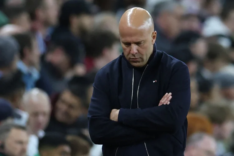 Liverpool demite Arne Slot e segue reformulação no elenco