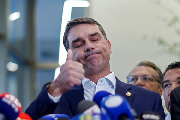 O objetivo do encontro de Flávio Bolsonaro com Trump