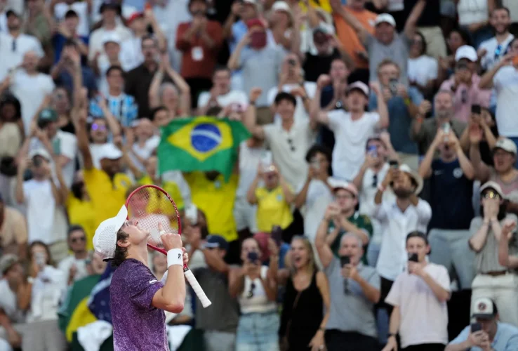 João Fonseca faz virada heroica, bate croata e vai enfrentar Djokovic em Roland Garros