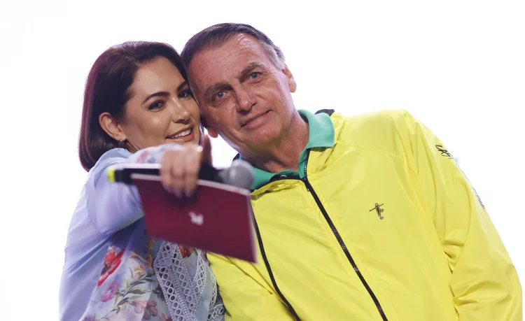 Michelle diz que Bolsonaro passa bem e mexe dedos das mãos após cirurgia