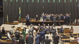 Deputados suspensos por ocupar a Mesa da Câmara recorrem da decisão na CCJ
