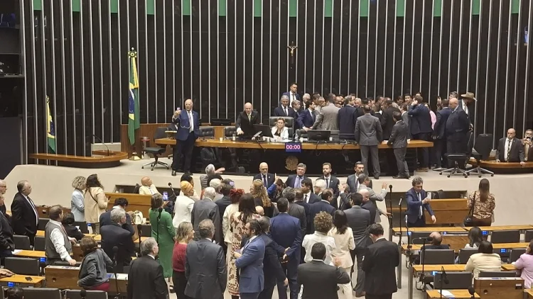 Deputados suspensos por ocupar a Mesa da Câmara recorrem da decisão na CCJ