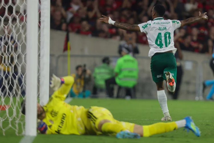 Com um a mais, Palmeiras domina Flamengo e abre vantagem na ponta do Brasileirão