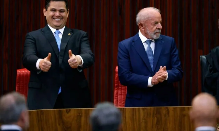 Em meio à tensão nos Três Poderes, Lula e Alcolumbre se reencontram e sentam lado a lado