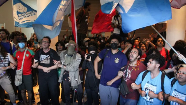 Estudantes da USP em greve invadem prédio da reitoria durante manifestação