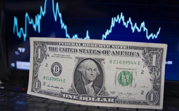 Dólar cai a R$ 4,91 e atinge menor valor desde janeiro de 2024