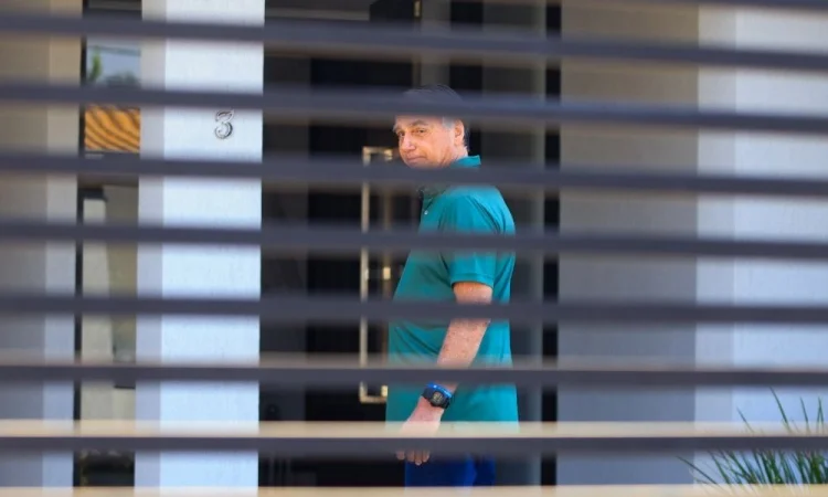 Moraes autoriza Bolsonaro a receber cabeleireiro em casa