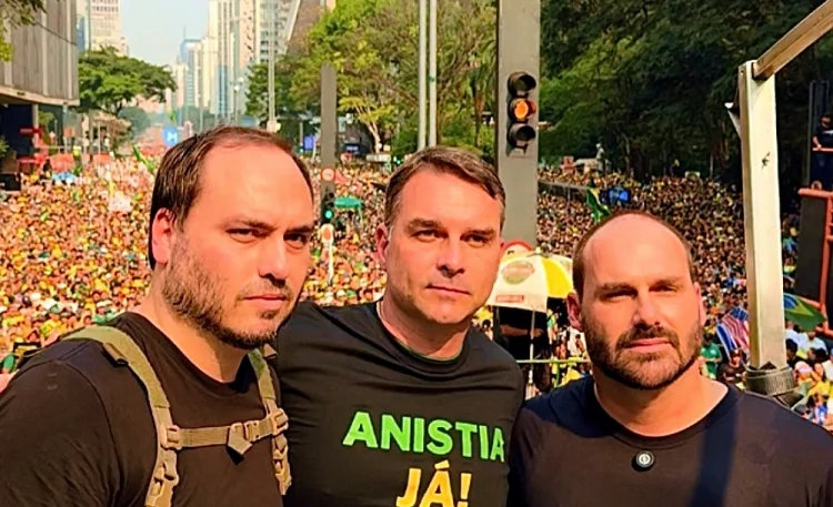 ‘Traição’: Carlos e Eduardo Bolsonaro se manifestam após Zema criticar Flávio