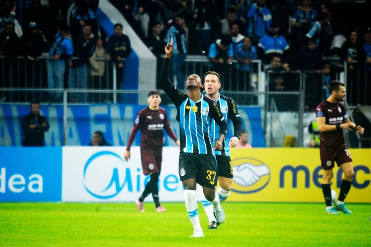 Grêmio fica no 2 a 2 com Montevideo City Torque e disputará playoffs da Sul-Americana
