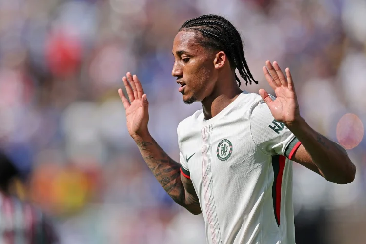 Barcelona acelera tentativa de contratar atacante João Pedro, diz jornal