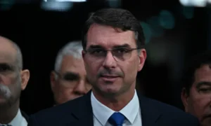 Flávio Bolsonaro diz que, se eleito, usará seu prestígio para reduzir maioridade penal