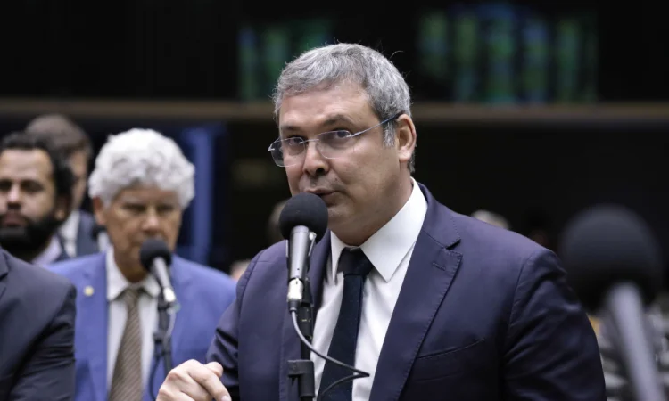 Lindbergh pede prisão de Flávio após conversas entre o senador e Vorcaro