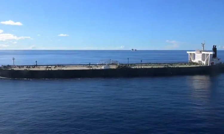 Mísseis iranianos atingem navio dos EUA no Estreito de Ormuz, diz agência