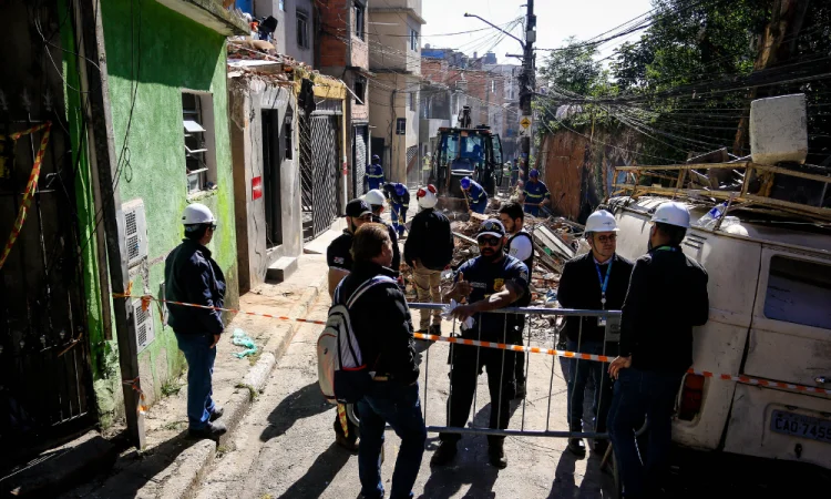Defesa Civil começa a demolir casas após explosão em São Paulo
