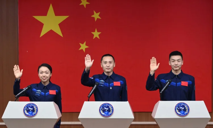 China envia astronauta para ficar um ano no espaço em missão rumo à Lua