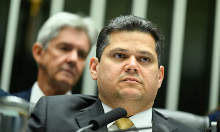 Após Lula não assinar, Alcolumbre promulga dosimetria e beneficia condenados do 8/1