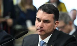 Flávio Bolsonaro pede CPMI do Master e diz que quer ouvir Vorcaro na comissão