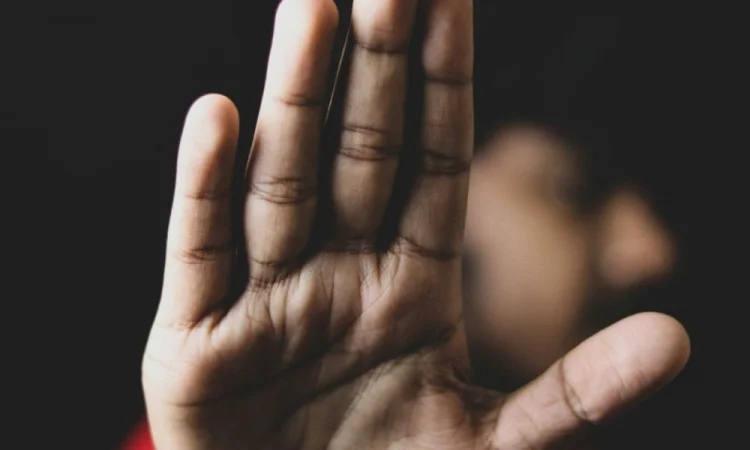 Pai é preso por suspeita de estuprar filha de 12 anos com ajuda do filho adolescente