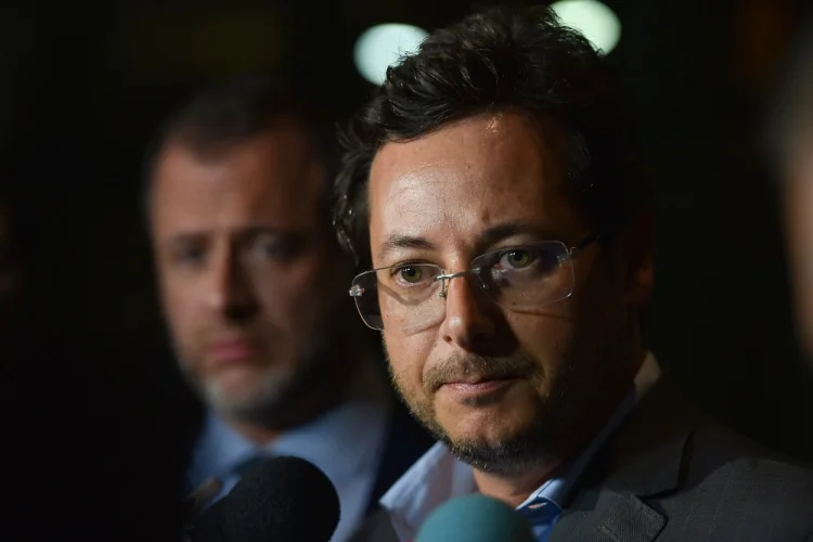 Ex-secretário de Bolsonaro tenta retorno de marqueteiro à pré-campanha de Flávio
