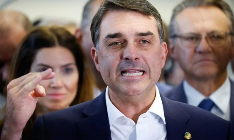 Aliados de Flávio Bolsonaro classificam fala de Valdemar sobre Vorcaro como ‘desastre’