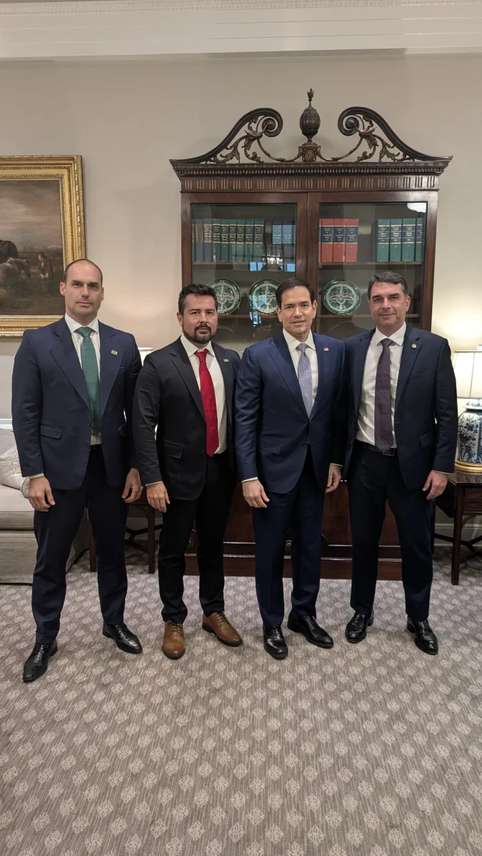 Eduardo Bolsonaro comemora decisão dos EUA de classificar PCC e CV como organizações terroristas; 'Grande dia', diz Flávio