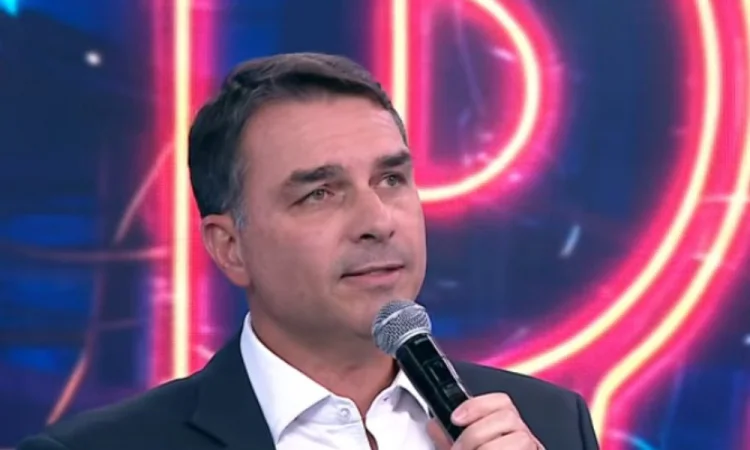 Flávio diz que Bolsonaro falou para ele ‘ficar firme’ e descartou Michelle como opção