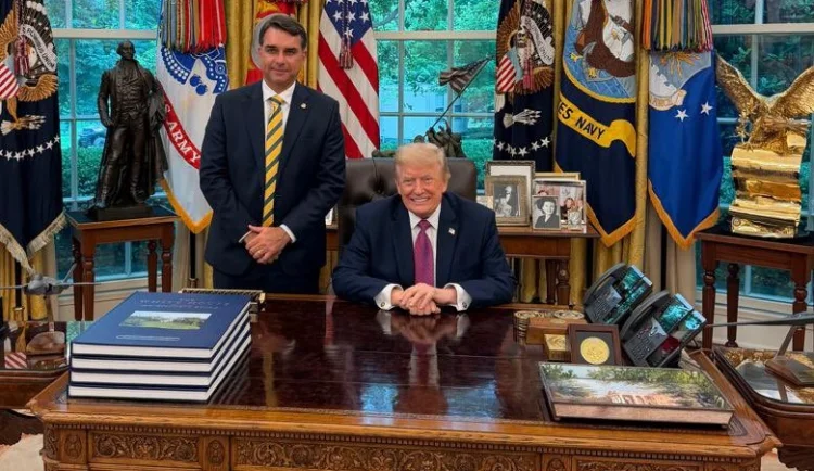Medalha de honra, convite direto e 1h30 de reunião: o que se sabe sobre o encontro de Flávio e Trump