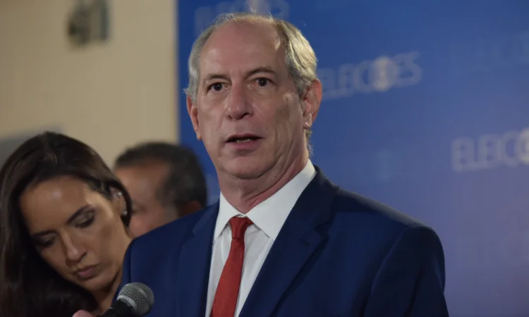 Ciro Gomes manda ‘prender’ apoiador ao confundir gesto com símbolo do CV; veja vídeo