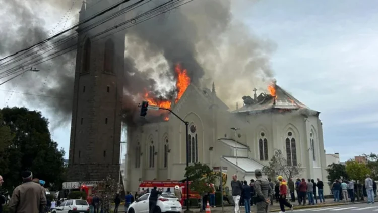 Igreja centenária é atingida por incêndio no Rio Grande do Sul; veja vídeo