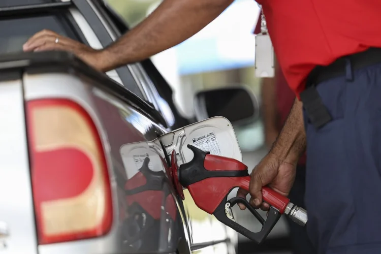 Governo anuncia subsídio para reduzir preço da gasolina e do diesel
