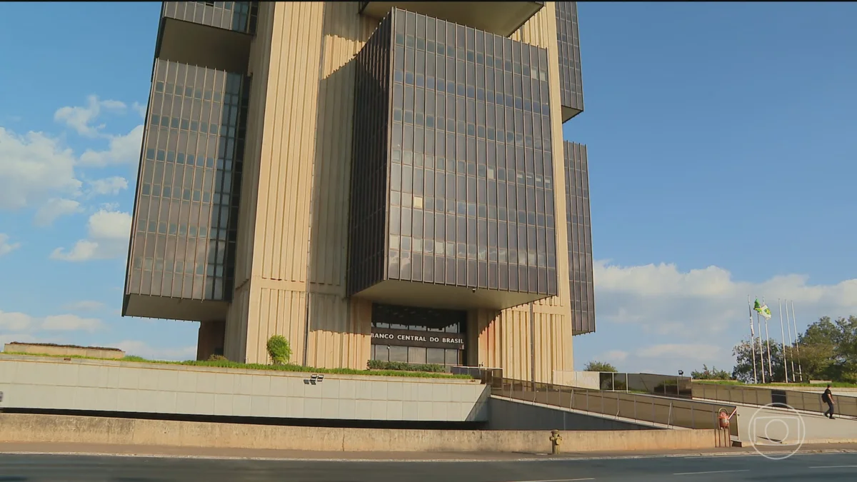 Inflação se afasta da meta, mas Banco Central julga decisão de cortar de juros como 'mais adequada'