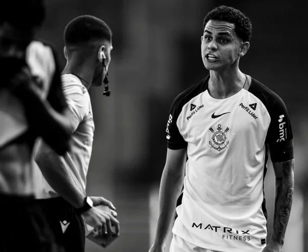 Jogador do Corinthians agride árbitro após expulsão em jogo sub-20