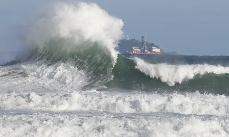 Marinha alerta para mar com ressaca e ondas de 3 metros na orla do Rio