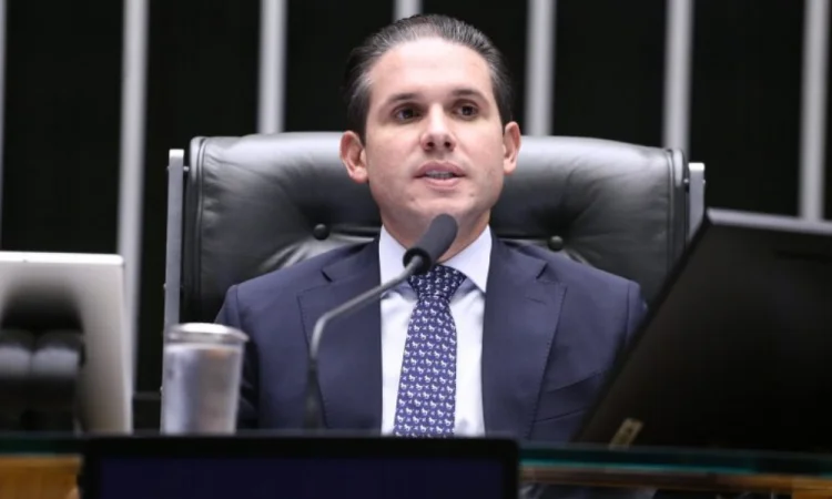 Câmara deve votar regulamentação de IA ainda este ano, diz Motta