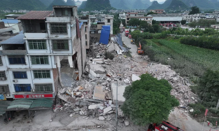 Terremoto na China deixa dois mortos e provoca desabamento de 13 prédios