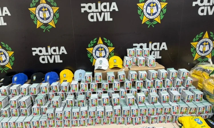 Operação apreende 85 mil figurinhas da Copa e duas mil camisas falsificadas da Seleção