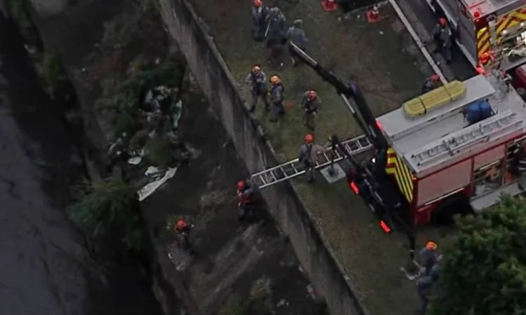 Carro cai no Rio Tamanduateí após acidente na avenida do Estado em SP